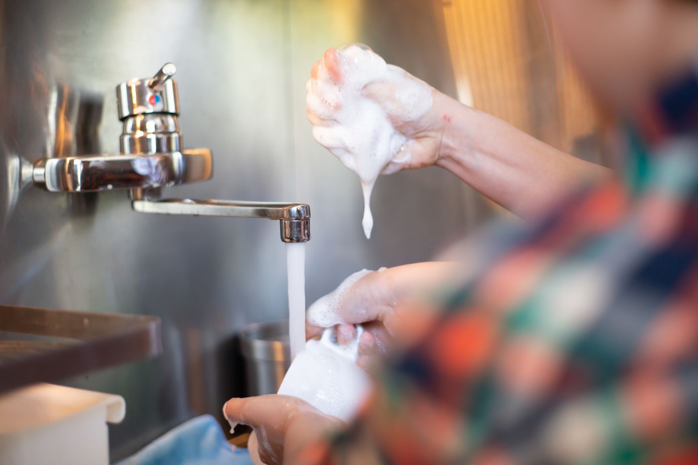 Handhygiene in der Küche: Hände waschen mit Seife
