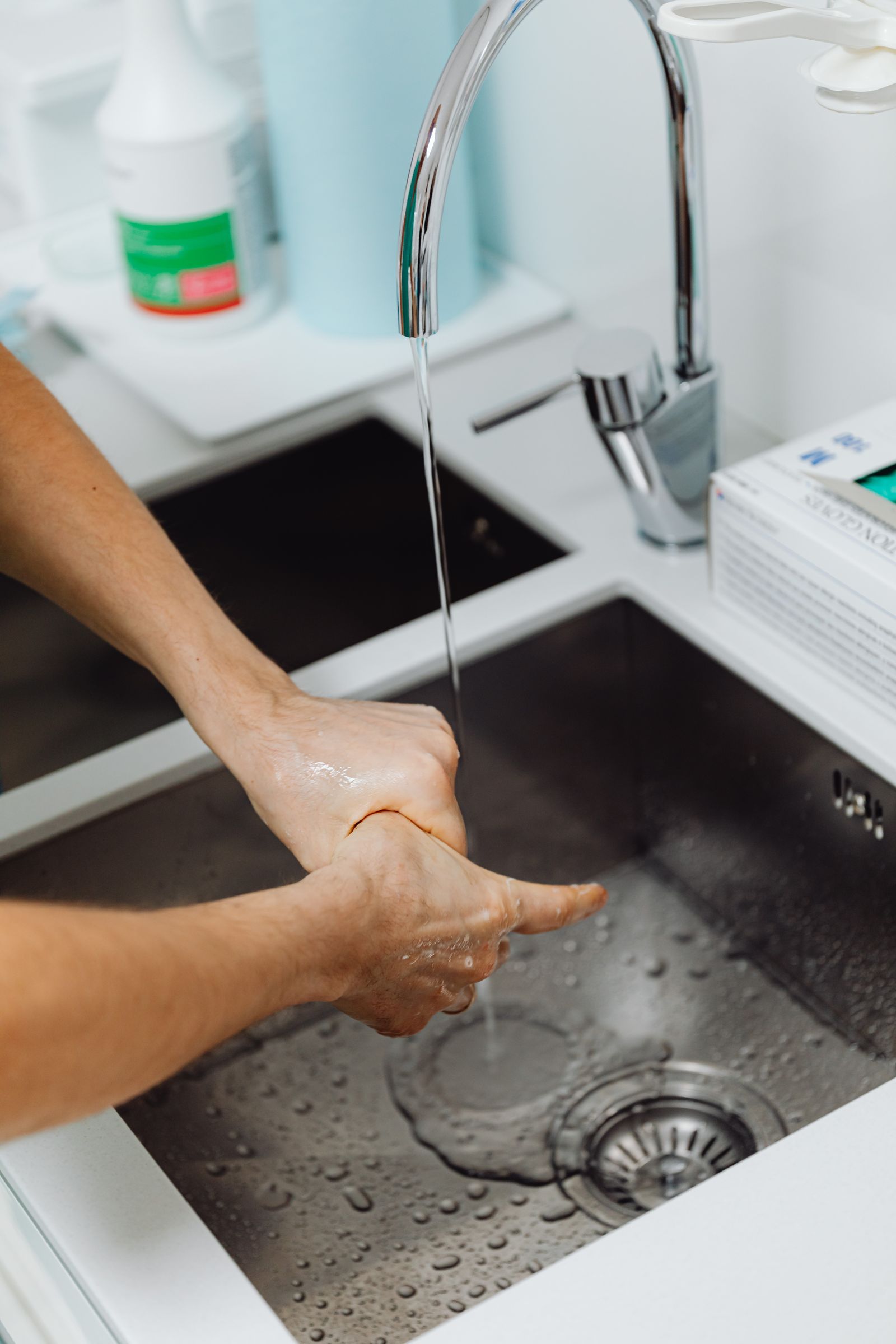 Handhygiene: Hände waschen vor dem Umgang mit Lebensmitteln