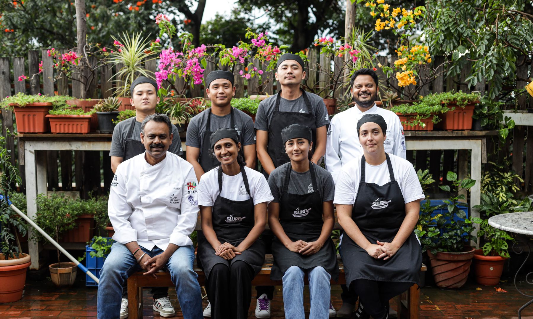 Gastronomie-Team als Gruppenfoto im Garten